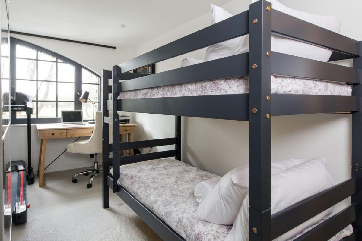 Stylish City Centre Apartment With Sauna Chichester Exterior photo