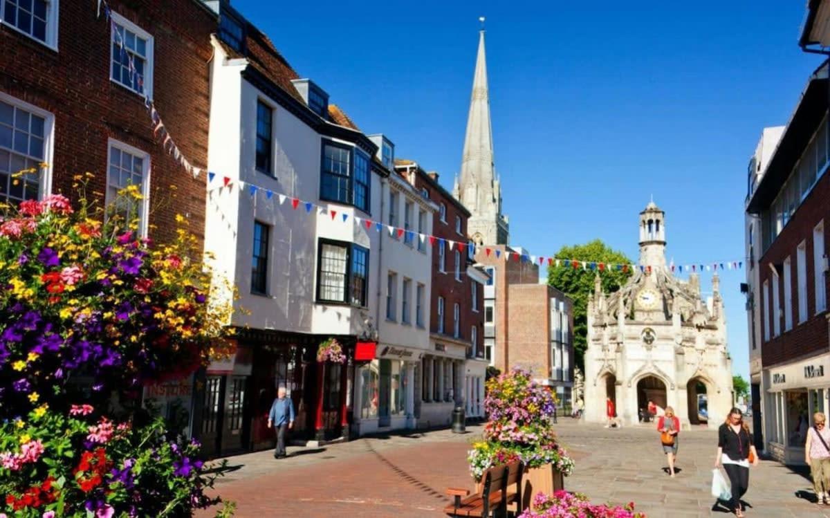 Stylish City Centre Apartment With Sauna Chichester Exterior photo