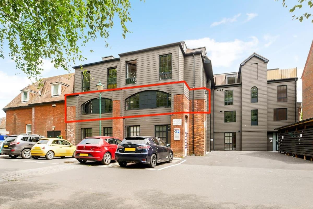 Stylish City Centre Apartment With Sauna Chichester Exterior photo
