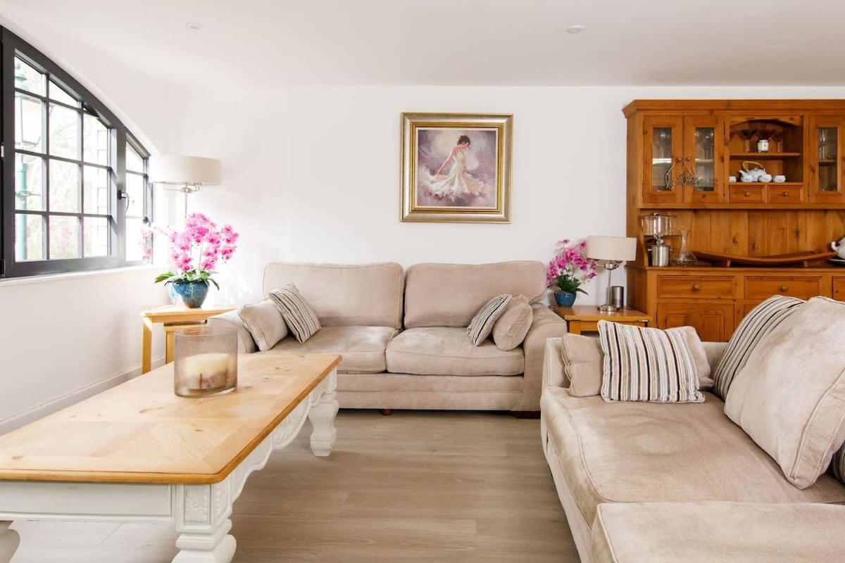 Stylish City Centre Apartment With Sauna Chichester Exterior photo